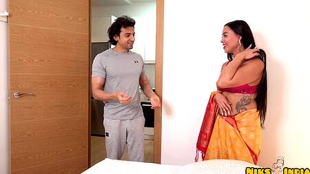 Увидел как горничная фоткается и соблазнил её на секс