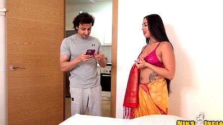 Увидел как горничная фоткается и соблазнил её на секс