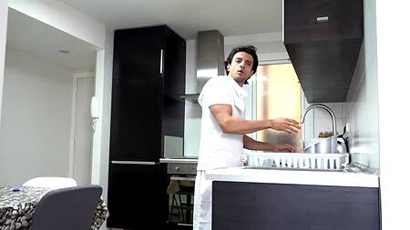 Обоссала индийскому парню лицо и занялась с ним анальным сексом