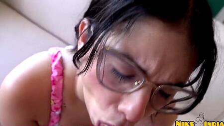 Подрочил большой член и развел милую студентку на секс