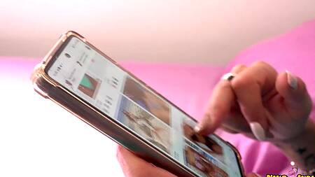 Помогает мачехе выбрать купальник и трахает её