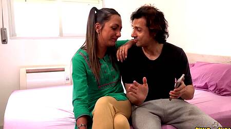 Помогает мачехе выбрать купальник и трахает её