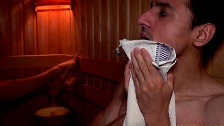 Красотка в сауне показывает тело и соблазняет парня