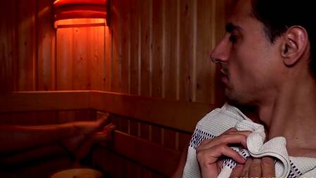 Красотка в сауне показывает тело и соблазняет парня