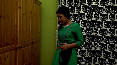 Красотка в сауне показывает тело и соблазняет парня