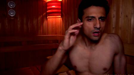 Красотка в сауне показывает тело и соблазняет парня