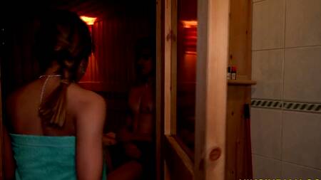 Красотка в сауне показывает тело и соблазняет парня