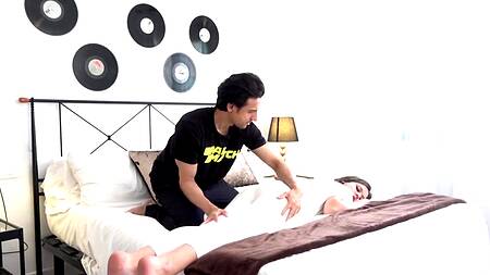 Массажем дело не ограничилось, парень ещё и трахнул подругу