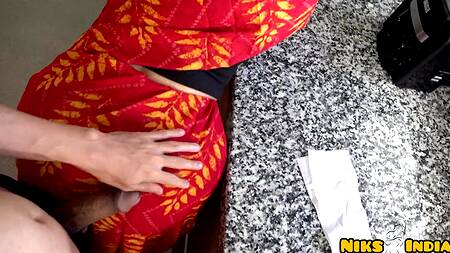 Индийская домработница возбуждает хозяина и кончает от большого члена