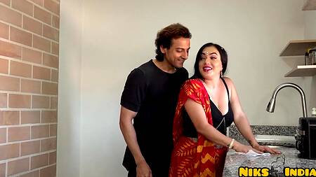Индийская домработница возбуждает хозяина и кончает от большого члена