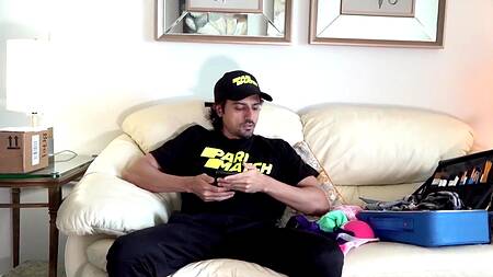 Курьер дрочит на трусы и трахает привлекательную милфу