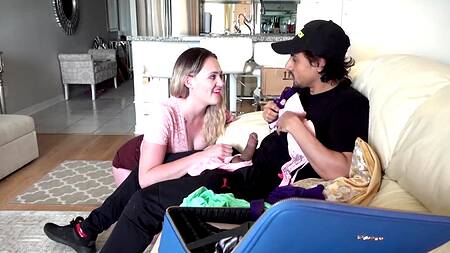 Курьер дрочит на трусы и трахает привлекательную милфу