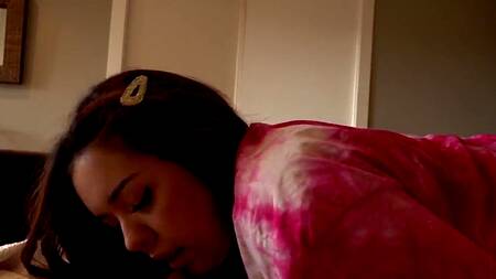 Сводная сестра встает раком и возбуждает брата сочной попкой