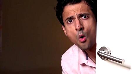 Мачеха мажет ноги кремом, а пасынок мастурбирует