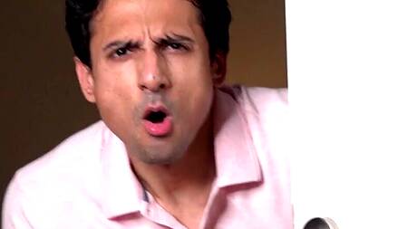 Мачеха мажет ноги кремом, а пасынок мастурбирует