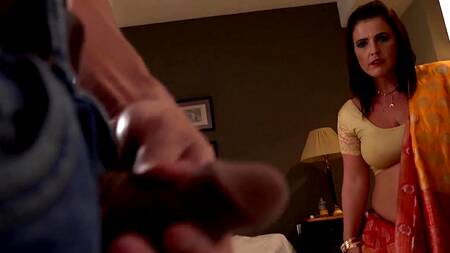 Мачеха мажет ноги кремом, а пасынок мастурбирует