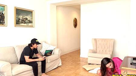 Подкрался к спящей домработнице сзади и трахнул её в жопу