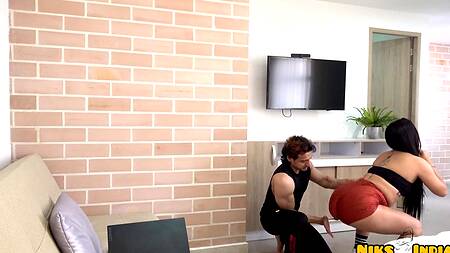 Засматривается на сочную жопу сводной сестры и трахает её