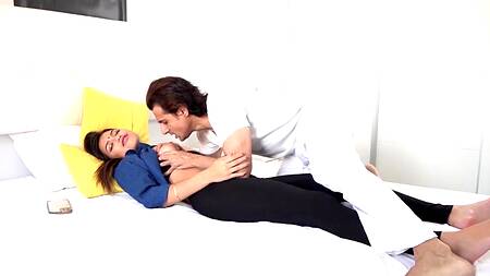 Жена друга притворяется спящей пока гость её ласкает