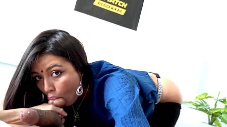 Жена друга притворяется спящей пока гость её ласкает