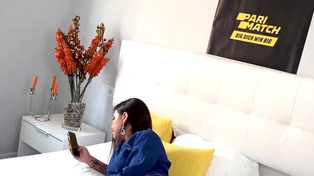 Жена друга притворяется спящей пока гость её ласкает