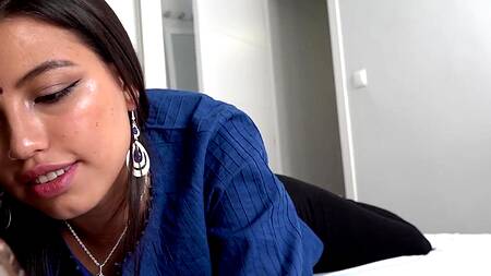 Жена друга притворяется спящей пока гость её ласкает