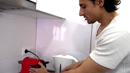 Жена друга притворяется спящей пока гость её ласкает