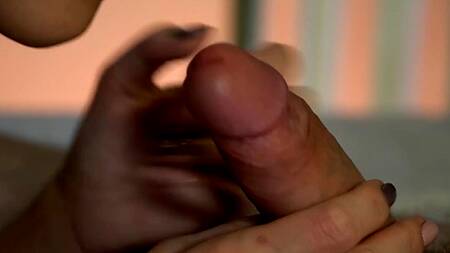 Минет крупным планом с окончанием в ротик девки