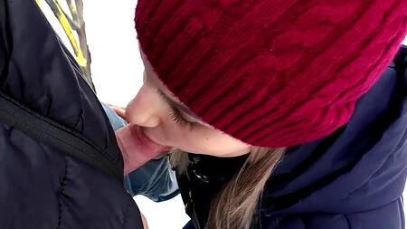 Если девушка замерзла во время прогулки, то согреться ей поможет минет