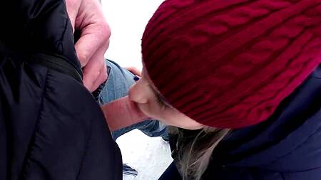 Если девушка замерзла во время прогулки, то согреться ей поможет минет