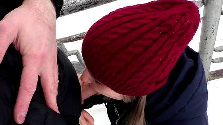 Если девушка замерзла во время прогулки, то согреться ей поможет минет