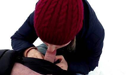 Если девушка замерзла во время прогулки, то согреться ей поможет минет