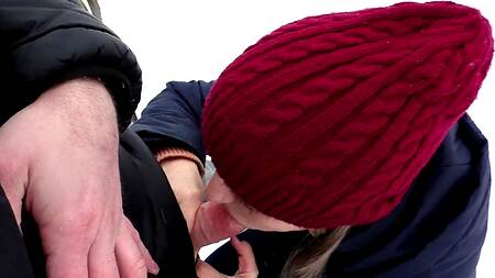 Если девушка замерзла во время прогулки, то согреться ей поможет минет