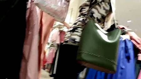 Пошел в магазин с девушкой и трахнул её в примерочной