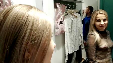 Пошел в магазин с девушкой и трахнул её в примерочной