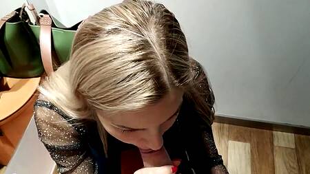 Пошел в магазин с девушкой и трахнул её в примерочной