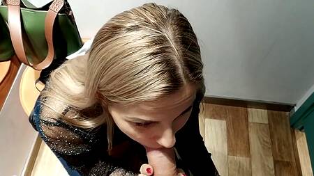 Пошел в магазин с девушкой и трахнул её в примерочной