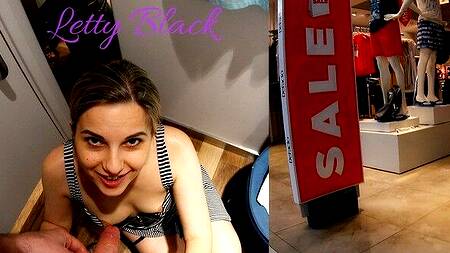 Помогла покупателю выбрать одежду и трахнулась с ним примерочной