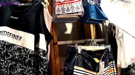 Помогла покупателю выбрать одежду и трахнулась с ним примерочной