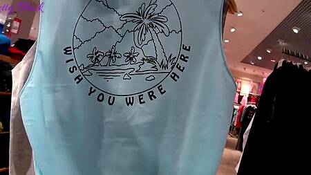 Помогла покупателю выбрать одежду и трахнулась с ним примерочной