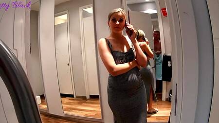 Помогла покупателю выбрать одежду и трахнулась с ним примерочной