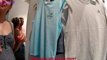 Помогла покупателю выбрать одежду и трахнулась с ним примерочной