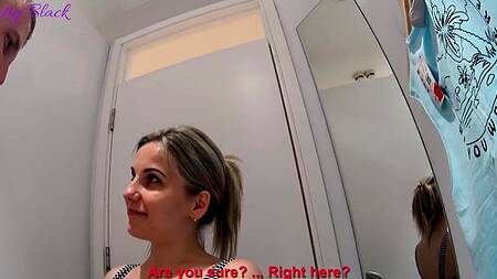 Помогла покупателю выбрать одежду и трахнулась с ним примерочной