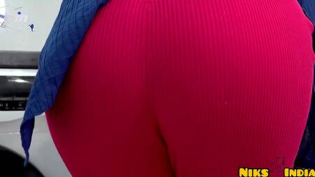 Ласкает сочную жопу милфы на кухне и грубо трахает её