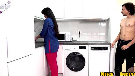 Ласкает сочную жопу милфы на кухне и грубо трахает её