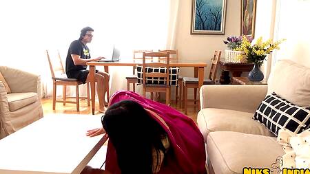 Сексуальная горничная с радостью полирует член хозяина