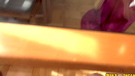 Сексуальная горничная с радостью полирует член хозяина