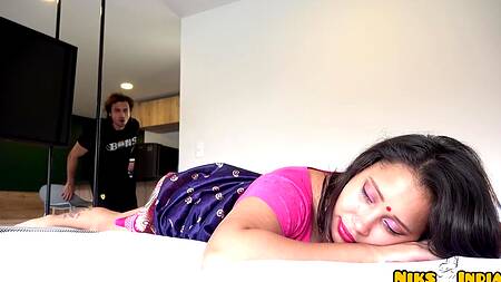 Милая горничная не хочет работать, она хочет секса