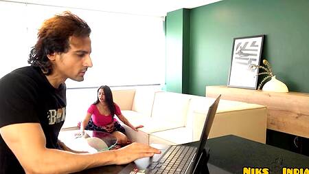 Милая горничная не хочет работать, она хочет секса