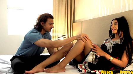 Индиец смотрит на ножки красотки и возбуждается